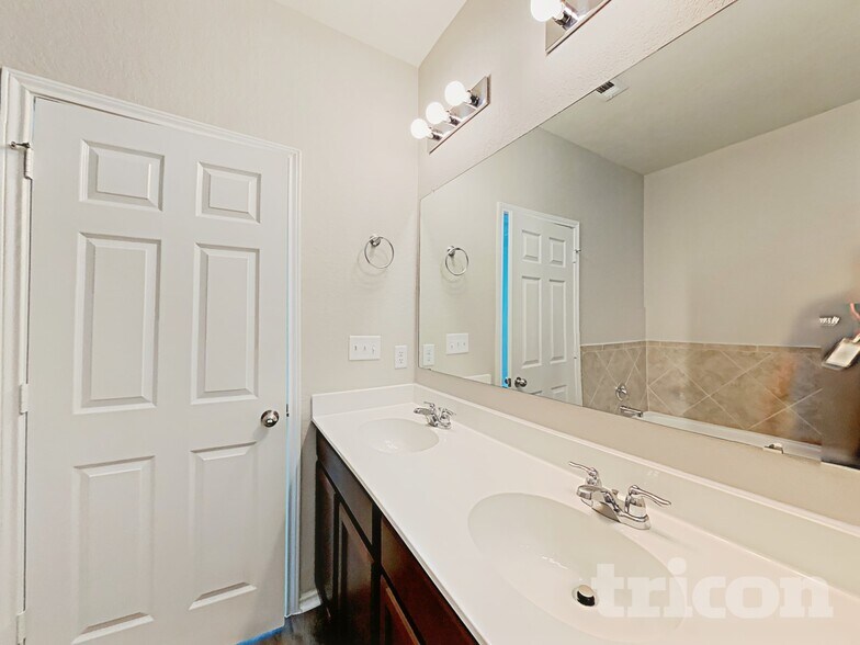 Building Photo - 221 Texas Thistle