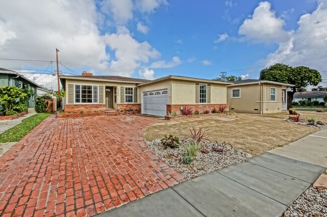 Building Photo - NEWLY REMODELED, BRIGHT & AIRY HOLLYGLEN HOME W/ REAR YARD/PATIO, 2 LIVING AREAS & BRAND NEW KITC...