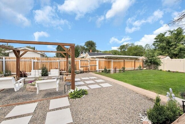 Building Photo - Elegant 1BR Basement Suite in Downtown His...