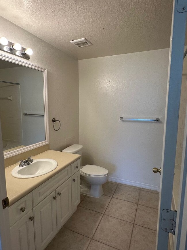 Building Photo - 2 / 2 Lakefront Condo