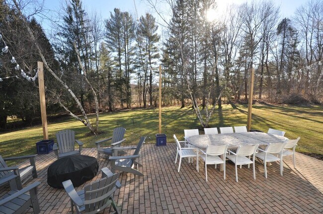 Building Photo - 163 Taconic Rd