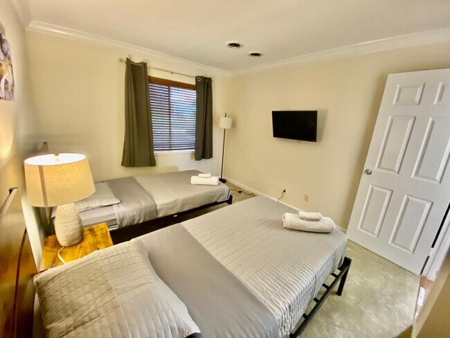 Building Photo - 2624 Redcoat Dr