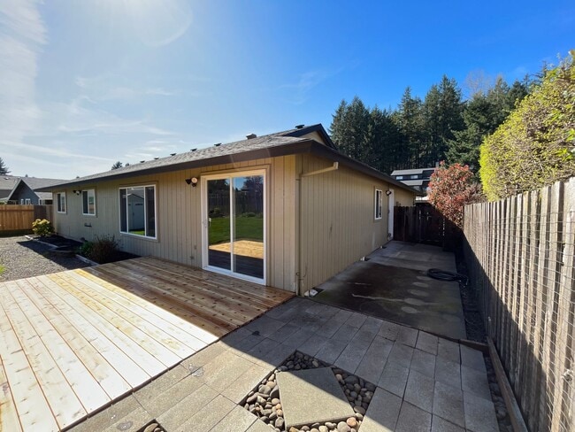 Building Photo - Beautiful 3 Bed 2 Bath House in Happy Valley!! A/C, Additional Living Area, Great for Entertaining!!