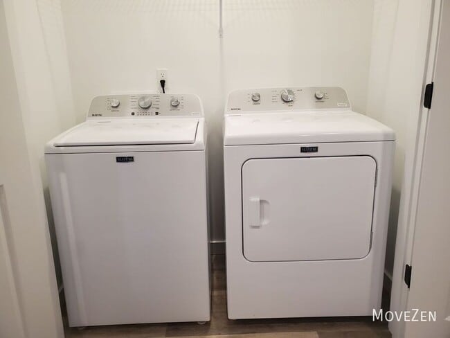 Building Photo - 275 Vanderbilt Rd