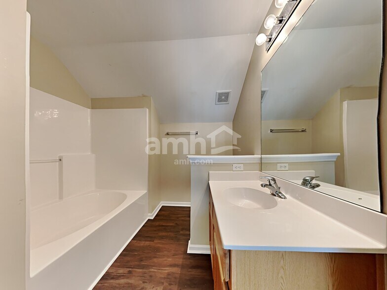 Building Photo - 9001 Greenbriar Dr