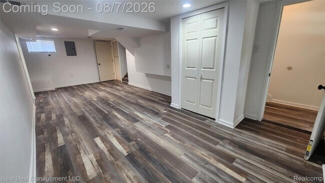 Building Photo - 553 S Stirling