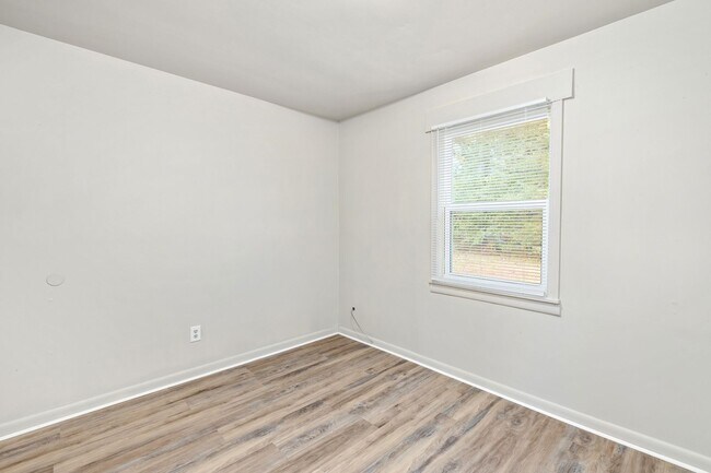 Building Photo - Newly Renovated 5 Bedroom Unit!