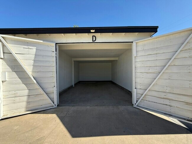 Building Photo - 231 E Nicolet St