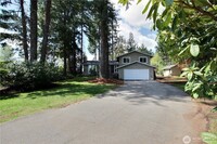 Building Photo - Beautiful 3 Bed 2.5 Bath Tri-level in Beau...