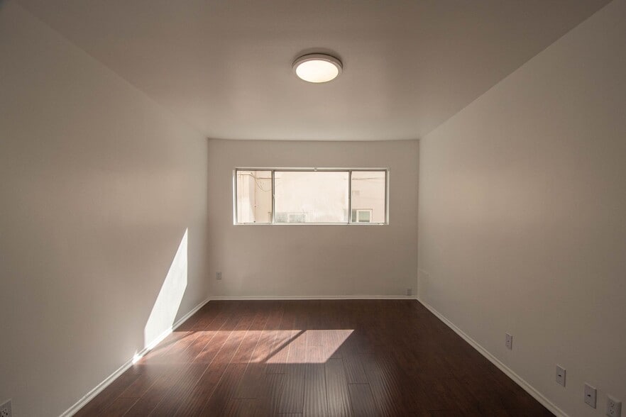 Building Photo - 14706 Dickens St