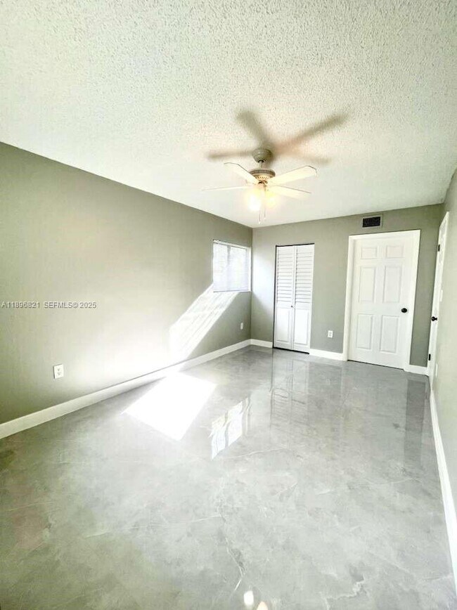 Building Photo - 20730 NE 4th Pl