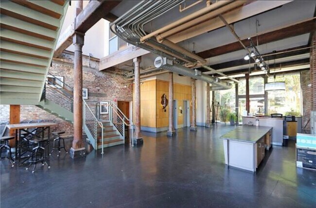 Building Photo - 920 Poeyfarre St