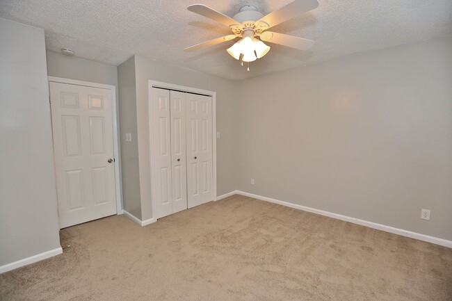 Building Photo - MUST SEE! Charming 3-Bedroom Townhome in Thoroughgood! 1-Car Attached Garage!