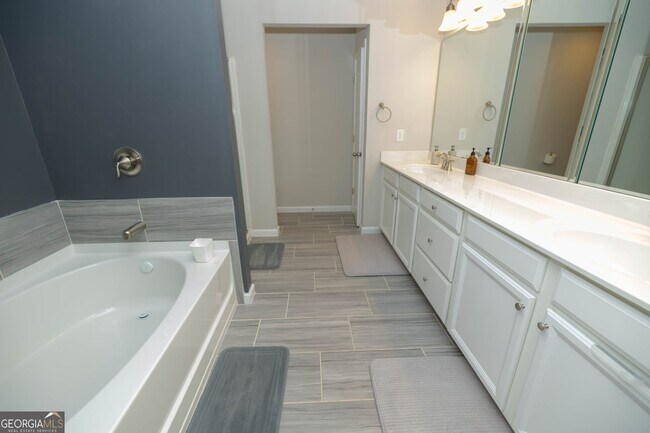 Building Photo - 7245 Heritage Oak Ct