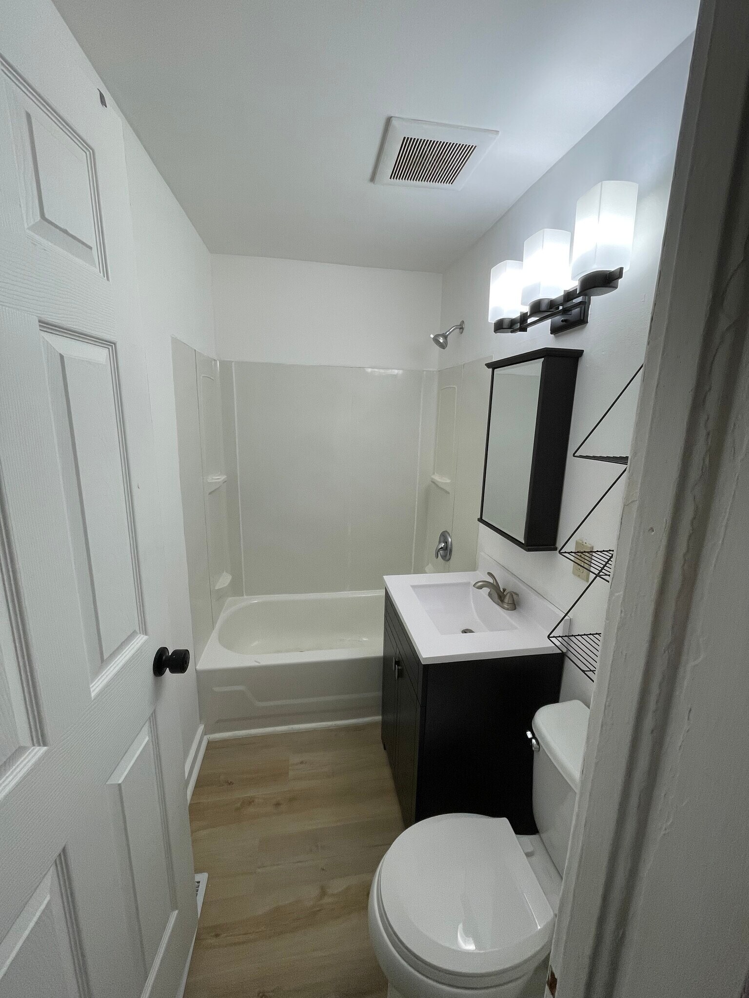 Bath - 630 Hagerer St