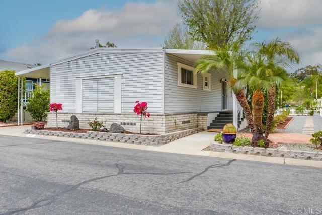 Building Photo - 525 W El Norte Pkwy