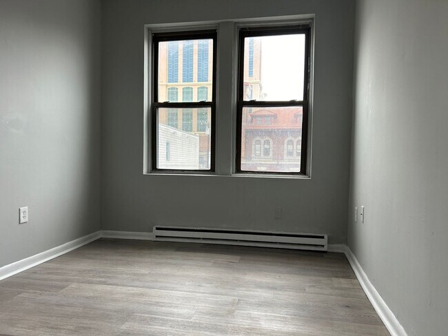 Building Photo - Newly Renovated--1 Bedroom Apartment Locat...