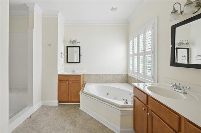 Building Photo - 272 Carlyle Park Dr