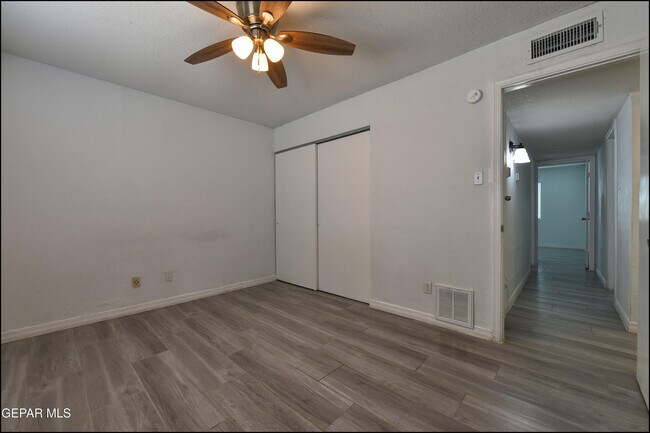Building Photo - 233 Vista Bonita St