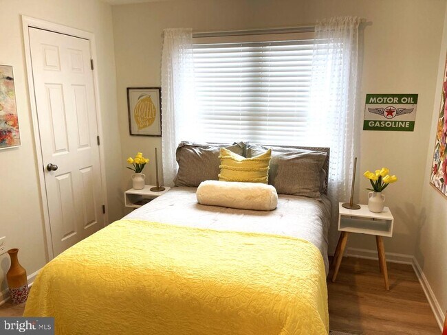 Building Photo - 216 5th St