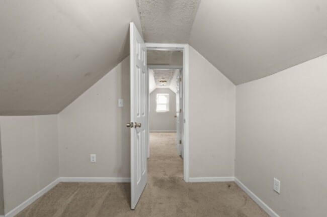 Building Photo - Accepting Section 8! 4 Bed 2 Bath!