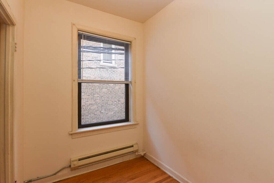 Building Photo - 1034 W George St