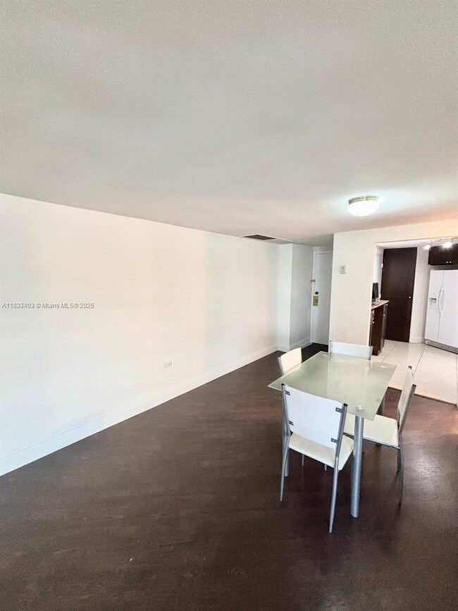 Building Photo - 801 Brickell Bay Dr