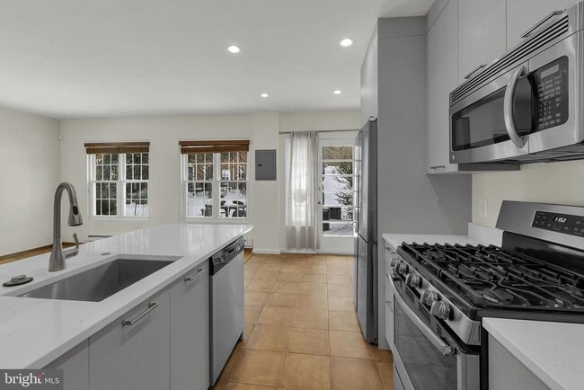 Building Photo - 1400 Martha Custis Dr