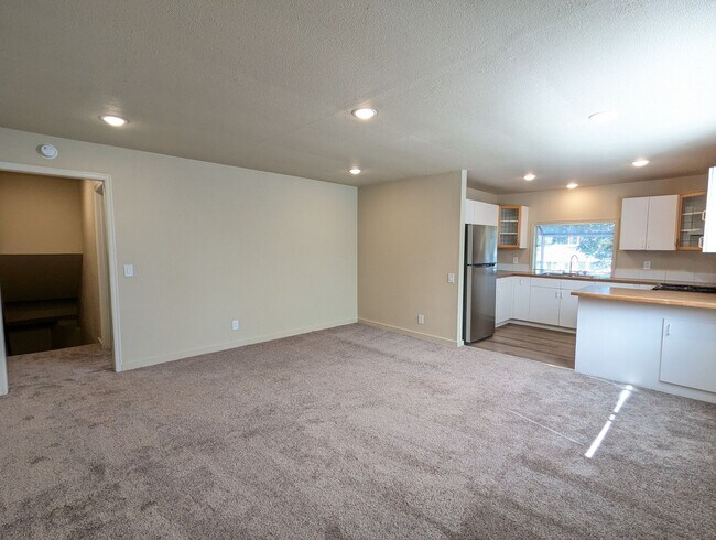 Building Photo - Charming 1 Bedroom Apartment w/ Deck Overl...