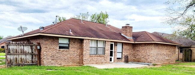 Building Photo - 135 Basswood St