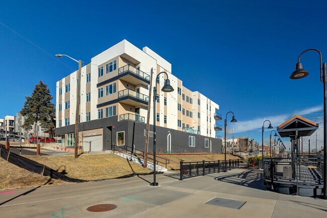 Building Photo - Modern 2 bedroom 2 bathrooms available in ...