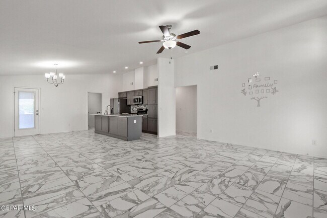 Building Photo - 2833 Maria Casas St