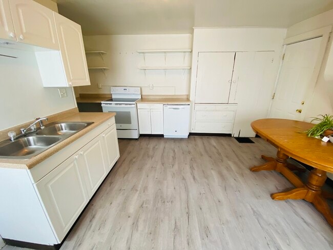 Building Photo - 220 E Davenport St