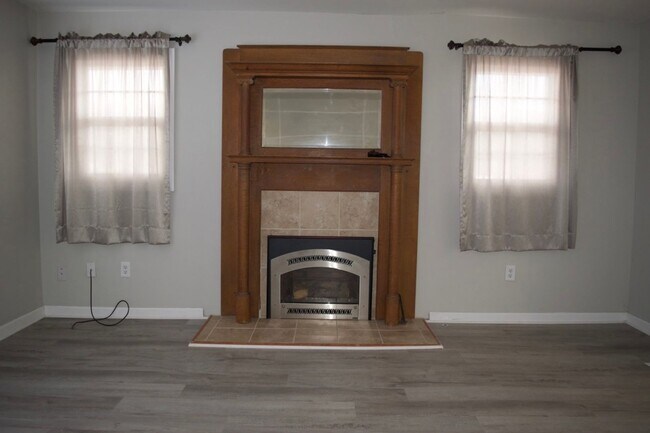 Building Photo - Conveniently Located 3 Bed 2 Bath House