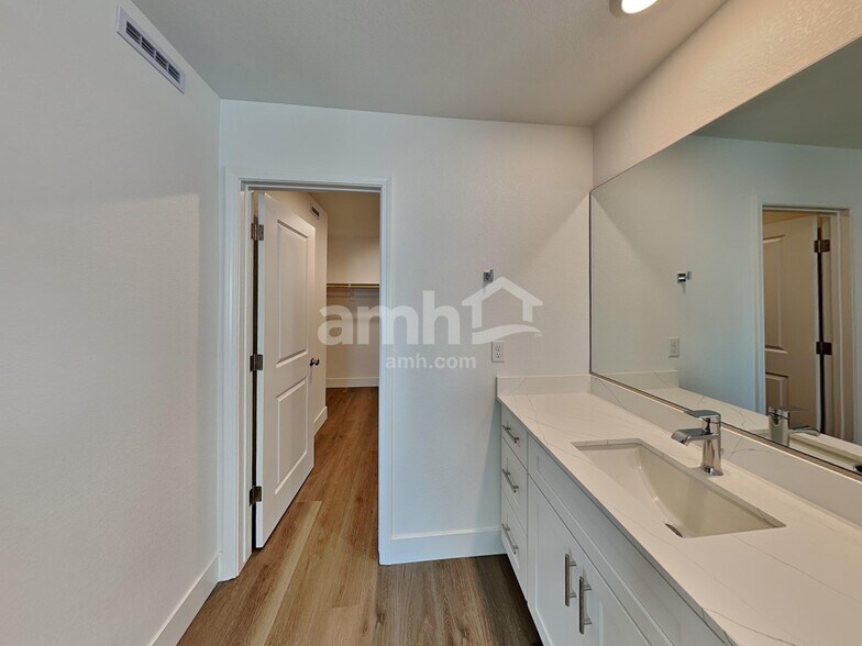 Building Photo - 5840 Vaes Dothrak St