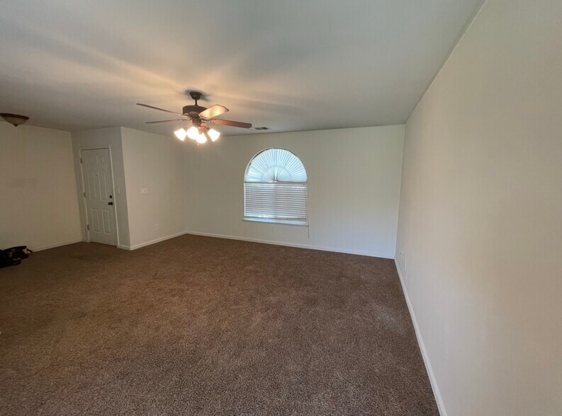 Building Photo - 109 Medina Ct