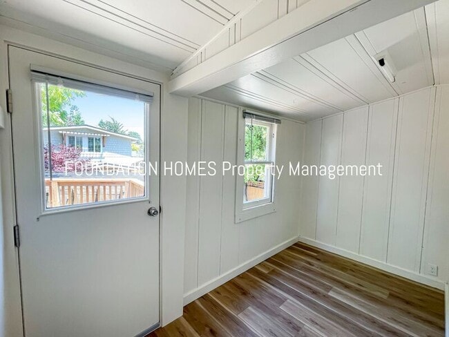Building Photo - 104a Palm Ave