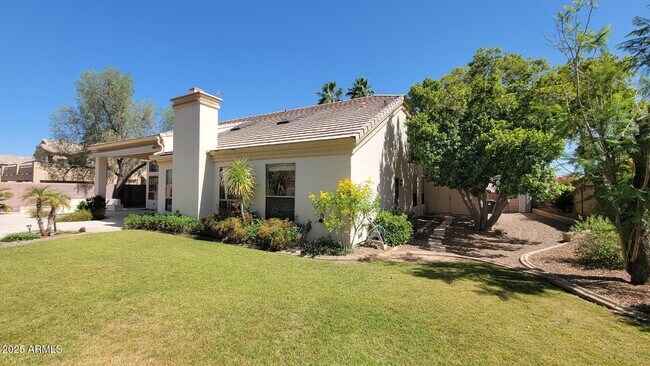 Building Photo - 902 E Desert Flower Ln