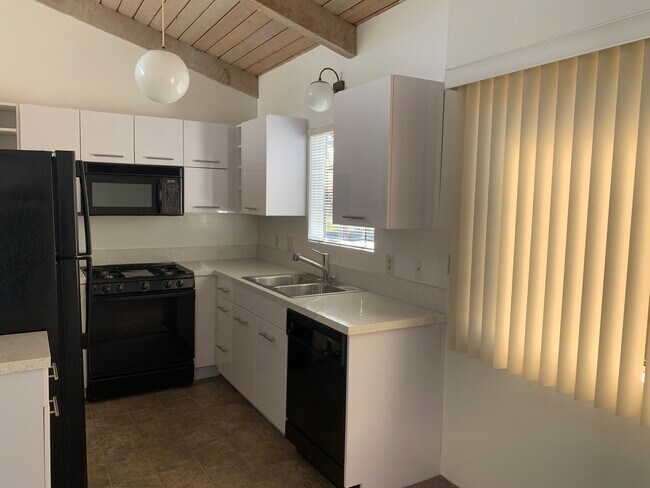 Building Photo - 2493 1/2 S Barrington Ave