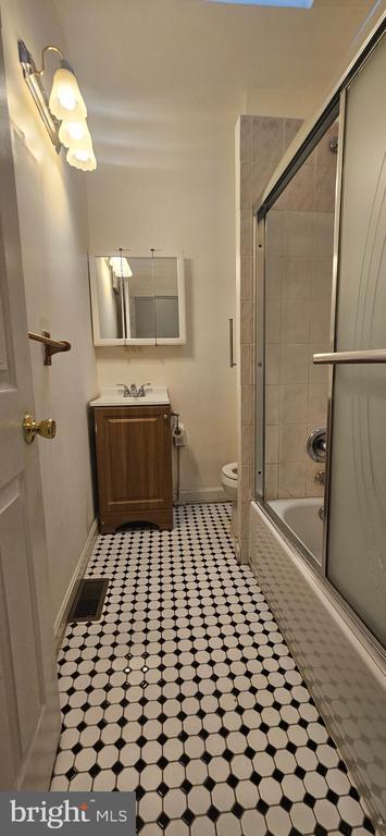 Building Photo - 411 Bonsal St