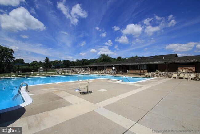 Building Photo - 10247 Redtail Ct