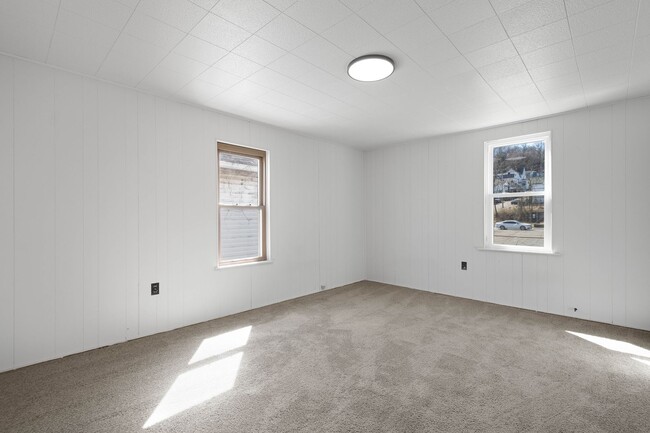 Building Photo - Bright 2 Bedroom home in McKees Rocks Avai...