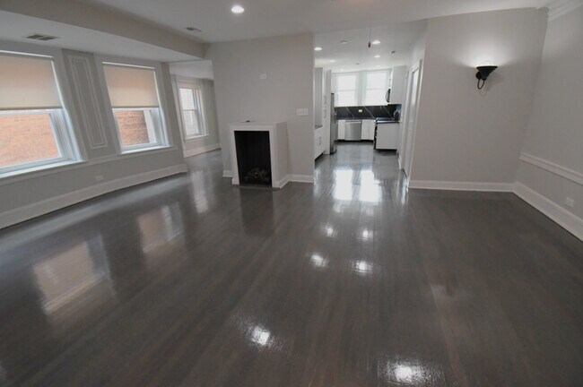 Building Photo - 6138 N Kenmore Ave