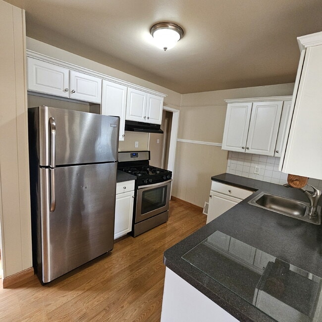 Building Photo - Nice 2 Bedroom Ranch w/ Great Room, Semi F...