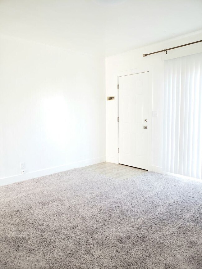 Building Photo - Cozy 1 bed, 1 bath house! Centrally located with washer & dryer!