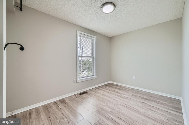 Building Photo - Modern 2-Bedroom Gem with Deck