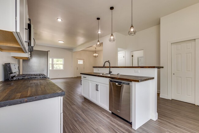 Building Photo - 19 Allen St