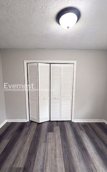 Building Photo - 596 Crestmont Ct