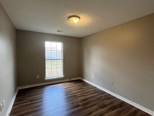 Building Photo - Renovated 4 Bedroom 2 Bath Home with 2 Car Garage for Rent!