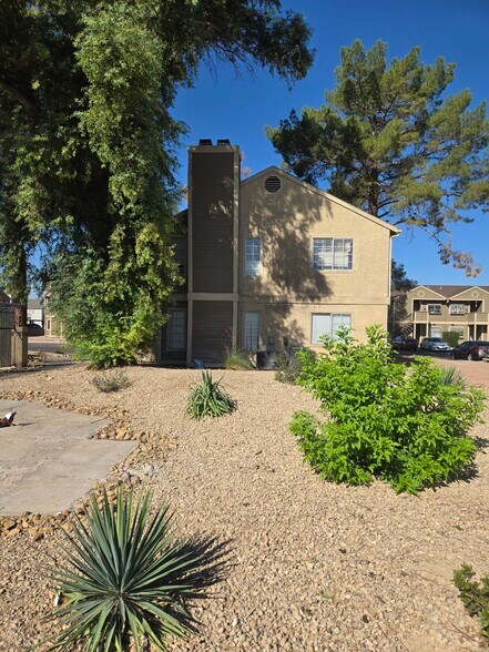 Building Photo - 2706 Jennydiane Dr